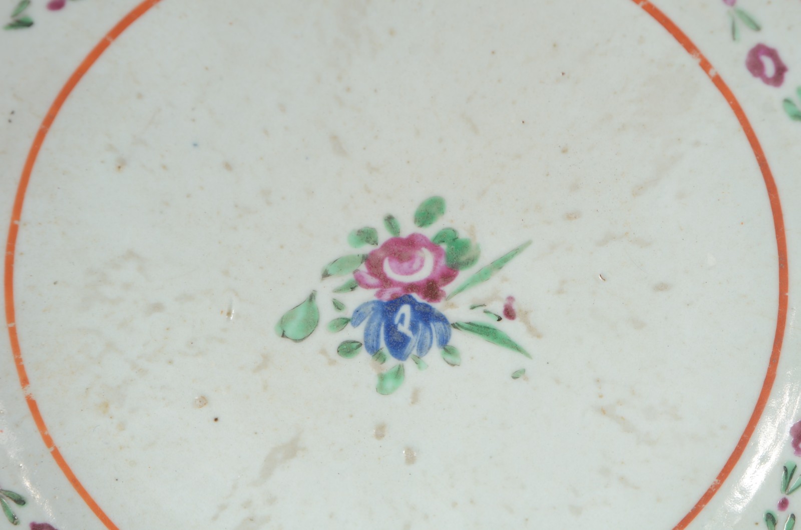 Dois pratos de porcelana oriental com decoração em policromia. Um... - foto 2 de 8