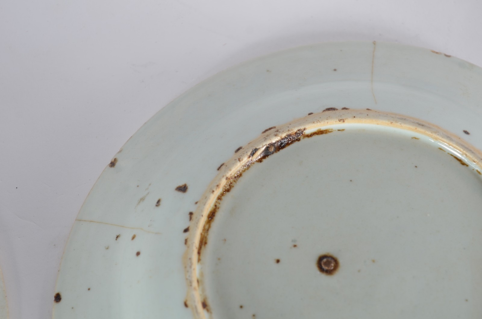 Dois pratos de porcelana oriental com decoração em policromia. Um... - foto 7 de 8