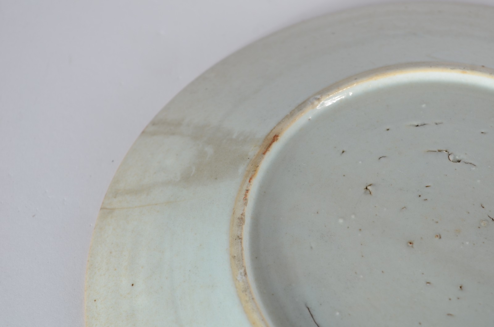 Dois pratos de porcelana oriental com decoração em policromia. Um... - foto 8 de 8