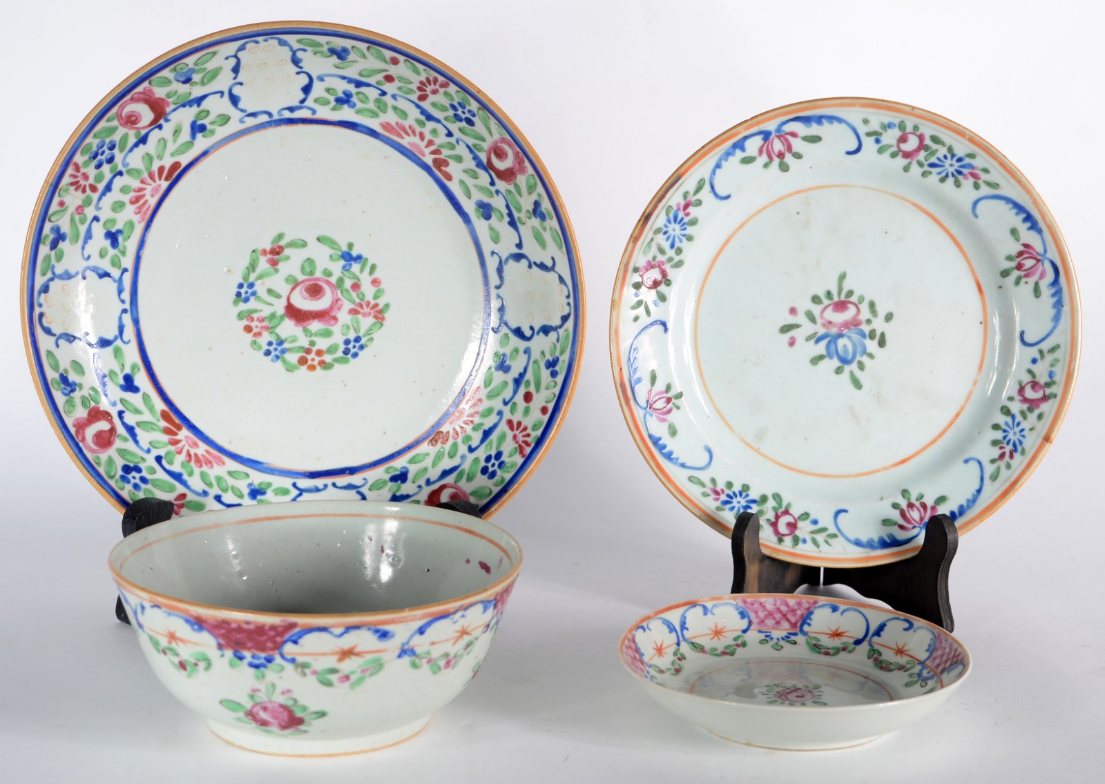 Quatro peças de antiga porcelana oriental, sendo: bowl e tres pratos... - foto 1 de 7