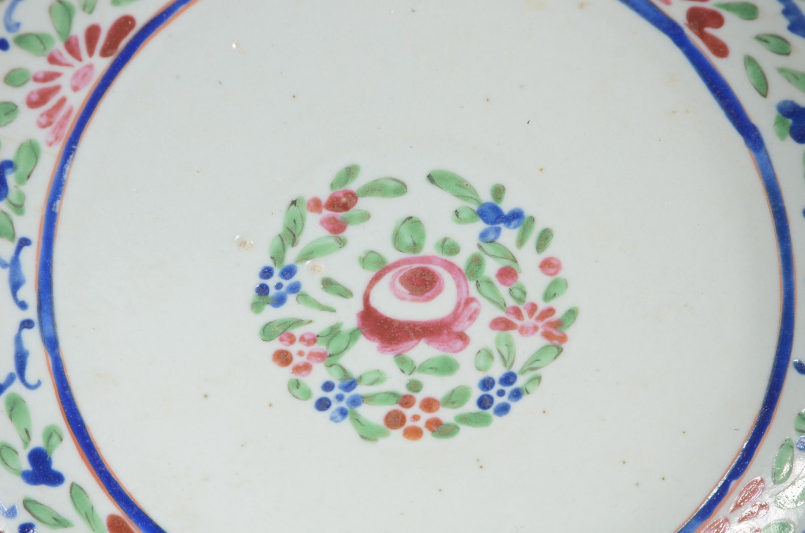 Quatro peças de antiga porcelana oriental, sendo: bowl e tres pratos... - foto 2 de 7