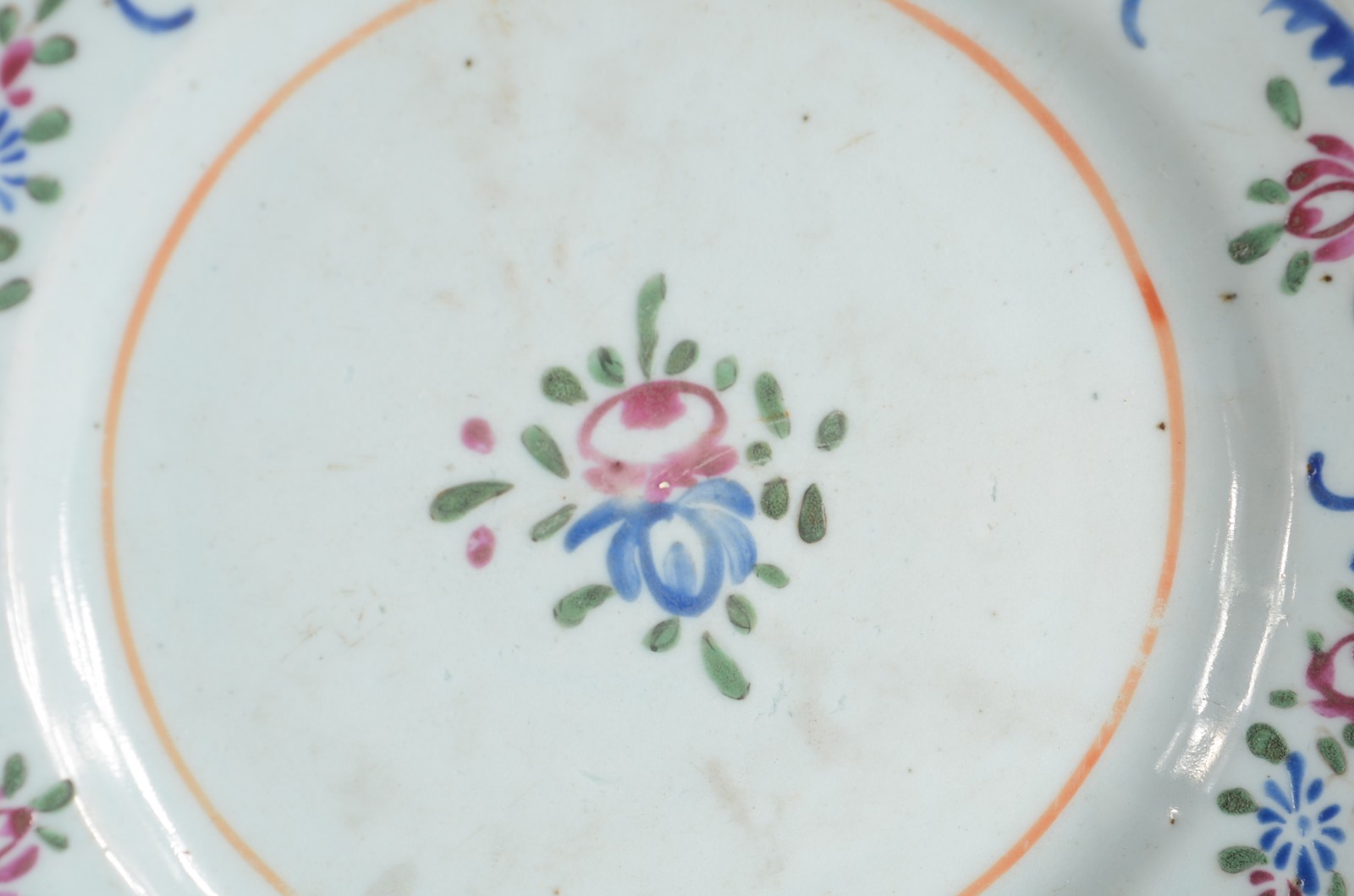 Quatro peças de antiga porcelana oriental, sendo: bowl e tres pratos... - foto 3 de 7