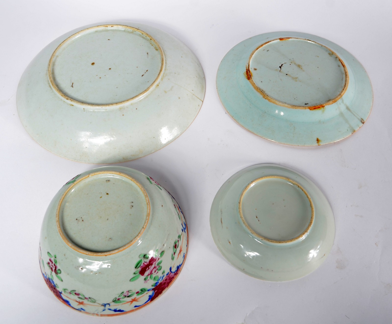 Quatro peças de antiga porcelana oriental, sendo: bowl e tres pratos... - foto 5 de 7
