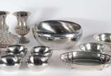 Diversas de metal, sendo saladeira com 6 bowls;... - Diversas de metal, sendo saladeira com 6 bowls; medalhão com pássaros e folhas em relevo; par de pequenos vasos; porta guardanapos; 3 lavandas; ...