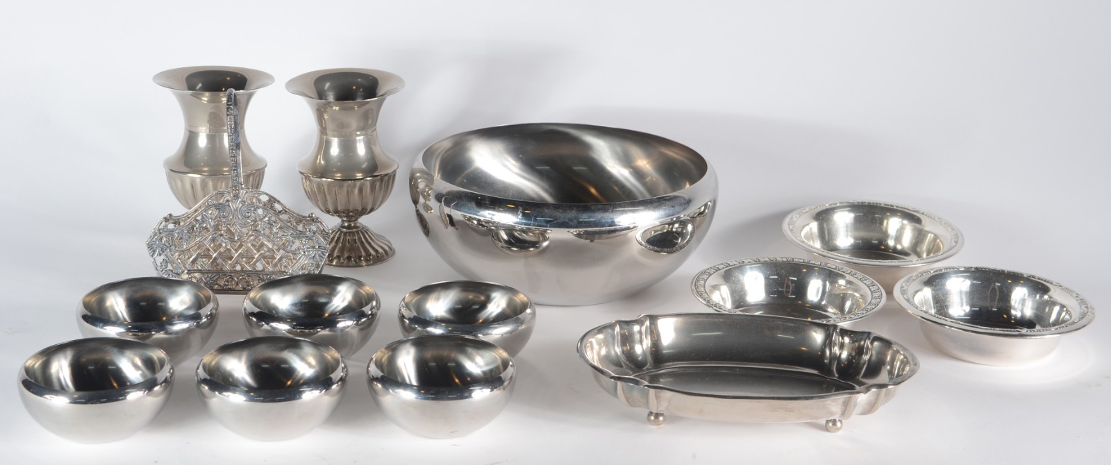 Diversas de metal, sendo saladeira com 6 bowls; medalhão com pássaros... - foto 2 de 11