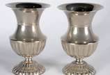 Diversas de metal, sendo saladeira com 6 bowls;... - Diversas de metal, sendo saladeira com 6 bowls; medalhão com pássaros e folhas em relevo; par de pequenos vasos; porta guardanapos; 3 lavandas; ...