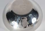 Diversas de metal, sendo saladeira com 6 bowls;... - Diversas de metal, sendo saladeira com 6 bowls; medalhão com pássaros e folhas em relevo; par de pequenos vasos; porta guardanapos; 3 lavandas; ...