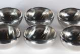 Diversas de metal, sendo saladeira com 6 bowls;... - Diversas de metal, sendo saladeira com 6 bowls; medalhão com pássaros e folhas em relevo; par de pequenos vasos; porta guardanapos; 3 lavandas; ...