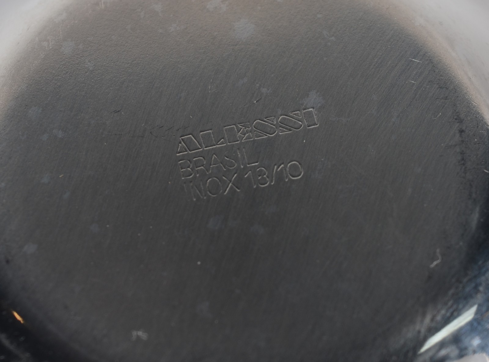 Diversas de metal, sendo saladeira com 6 bowls; medalhão com pássaros... - foto 6 de 11