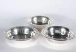 Diversas de metal, sendo saladeira com 6 bowls;... - Diversas de metal, sendo saladeira com 6 bowls; medalhão com pássaros e folhas em relevo; par de pequenos vasos; porta guardanapos; 3 lavandas; ...