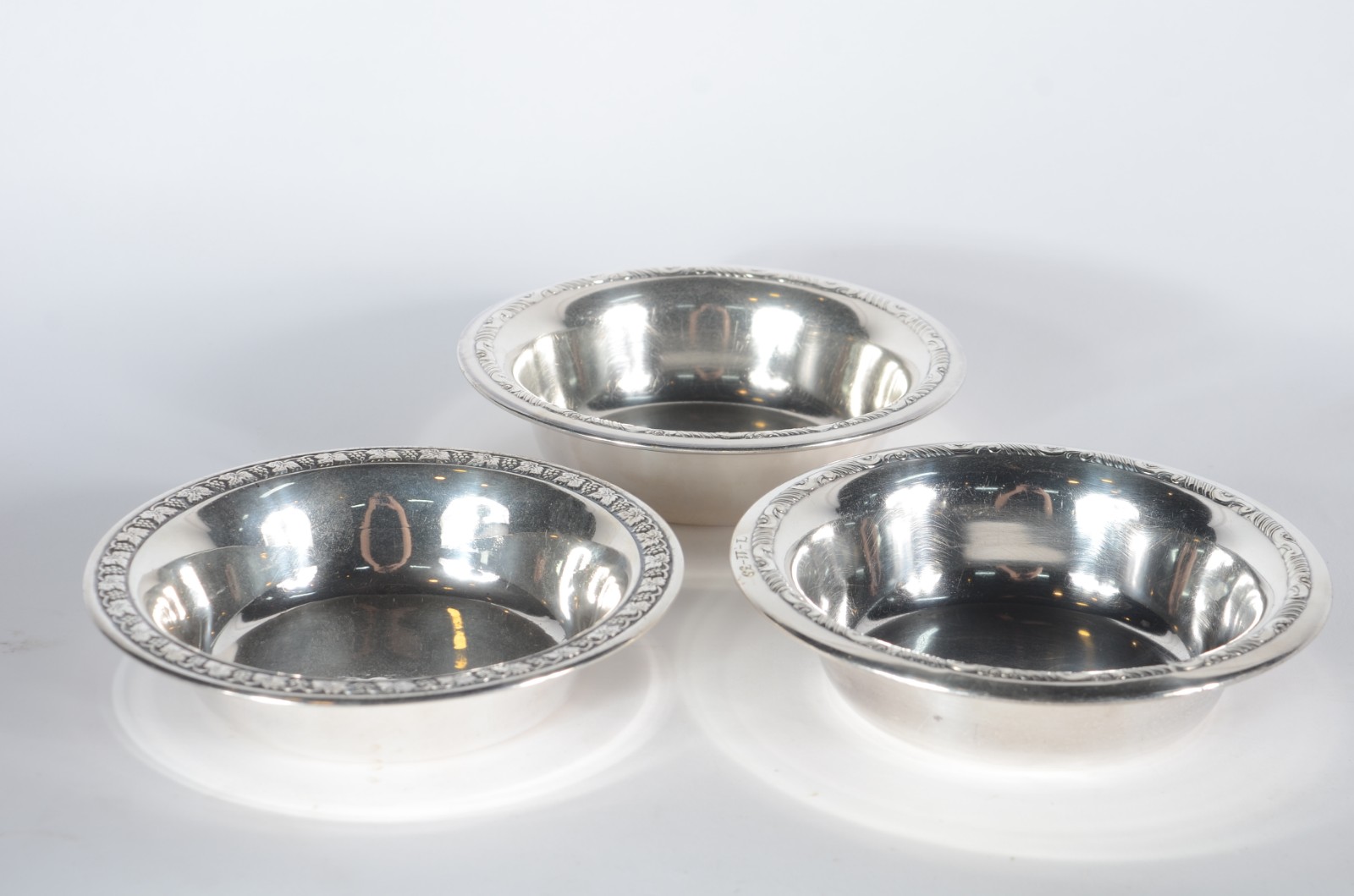 Diversas de metal, sendo saladeira com 6 bowls; medalhão com pássaros... - foto 9 de 11