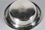 Diversas de metal, sendo saladeira com 6 bowls;... - Diversas de metal, sendo saladeira com 6 bowls; medalhão com pássaros e folhas em relevo; par de pequenos vasos; porta guardanapos; 3 lavandas; ...