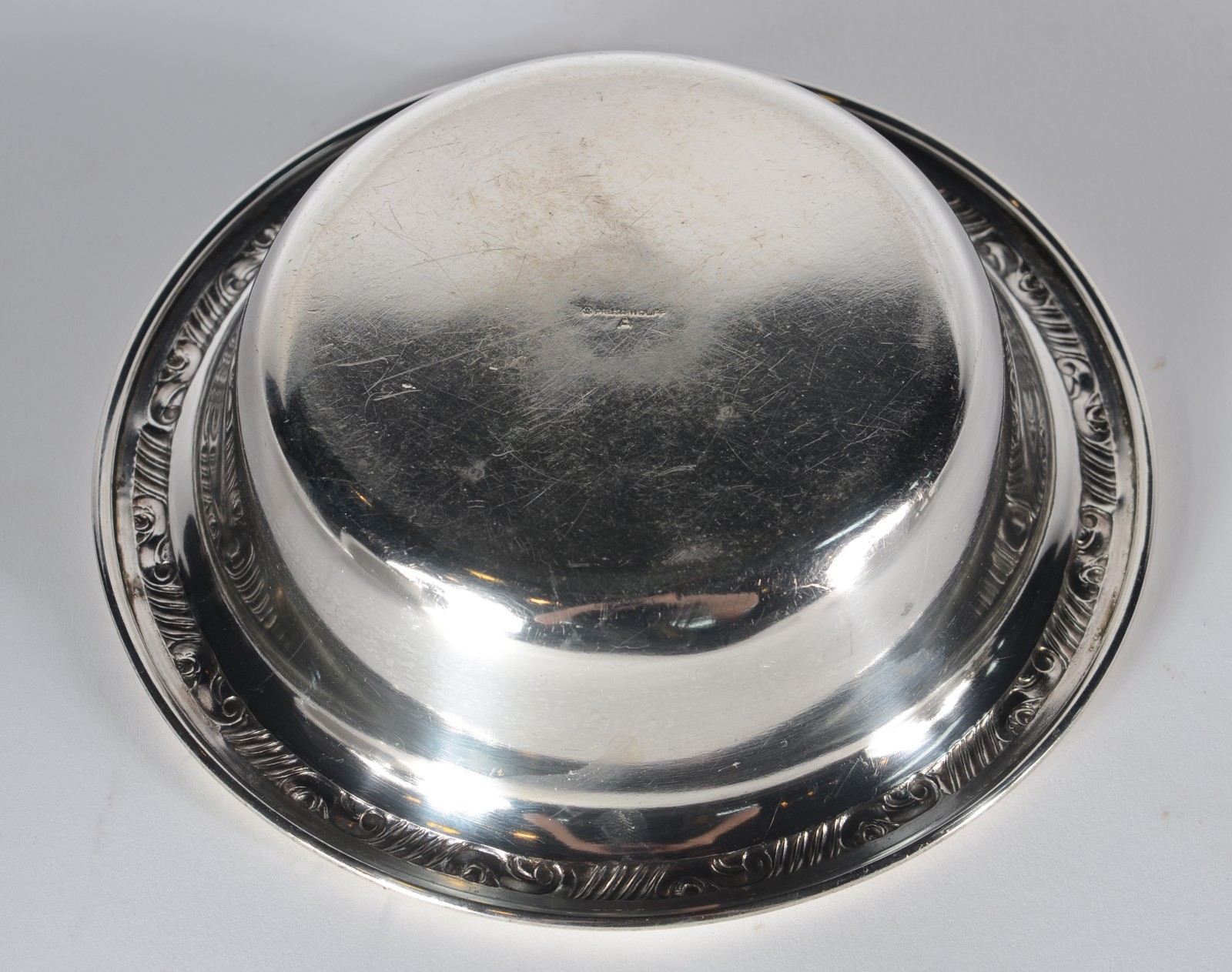 Diversas de metal, sendo saladeira com 6 bowls; medalhão com pássaros... - foto 10 de 11