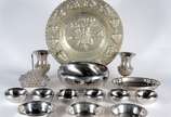 Diversas de metal, sendo saladeira com 6 bowls;... - Diversas de metal, sendo saladeira com 6 bowls; medalhão com pássaros e folhas em relevo; par de pequenos vasos; porta guardanapos; 3 lavandas; ...