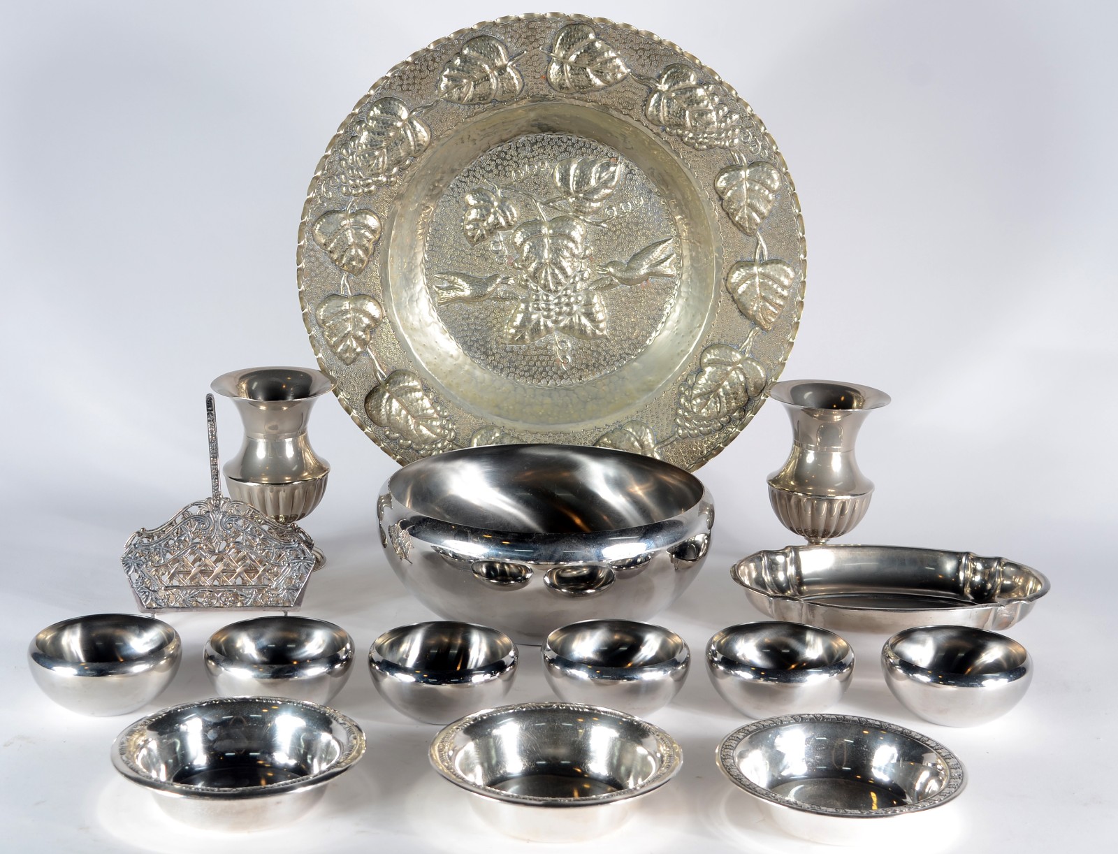 Diversas de metal, sendo saladeira com 6 bowls; medalhão com pássaros... - foto 1 de 11