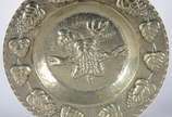 Diversas de metal, sendo saladeira com 6 bowls;... - Diversas de metal, sendo saladeira com 6 bowls; medalhão com pássaros e folhas em relevo; par de pequenos vasos; porta guardanapos; 3 lavandas; ...