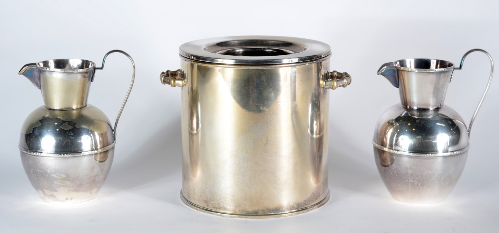 Diversas peças de metal prateado, sendo: porta garrafa, 2 jarras... - foto 2 de 10