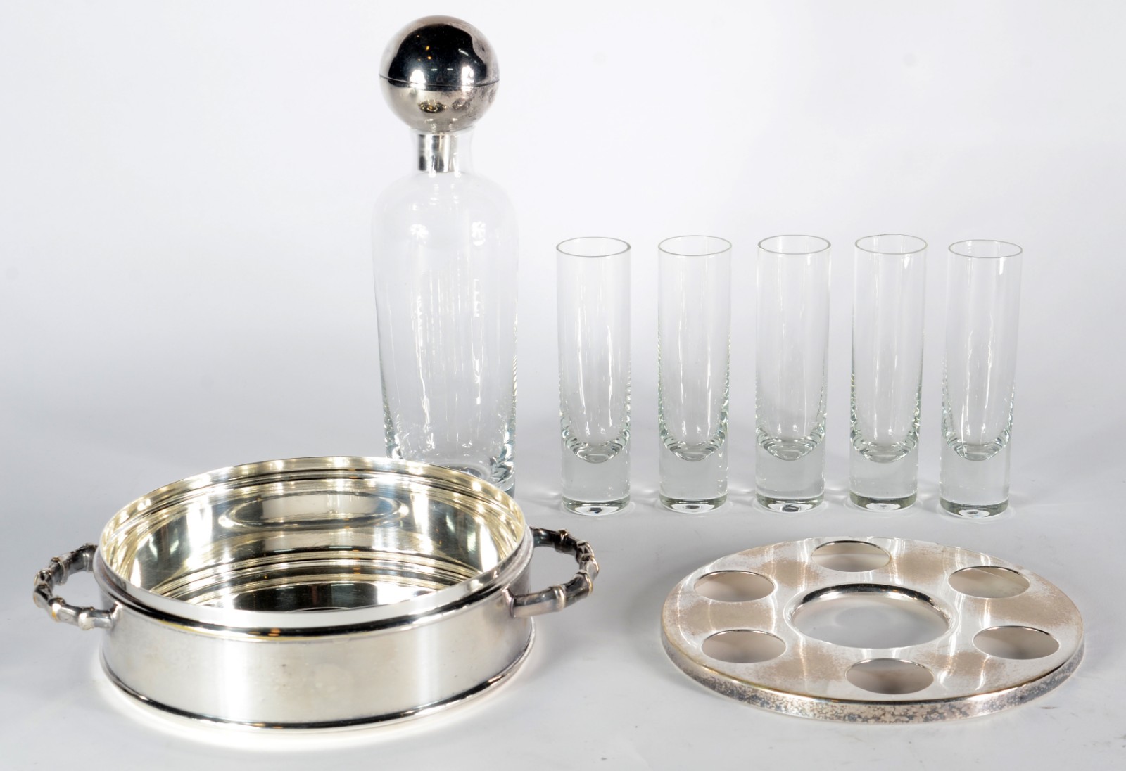 Diversas peças de metal prateado, sendo: porta vodka com 5 copinhos e... - foto 3 de 9