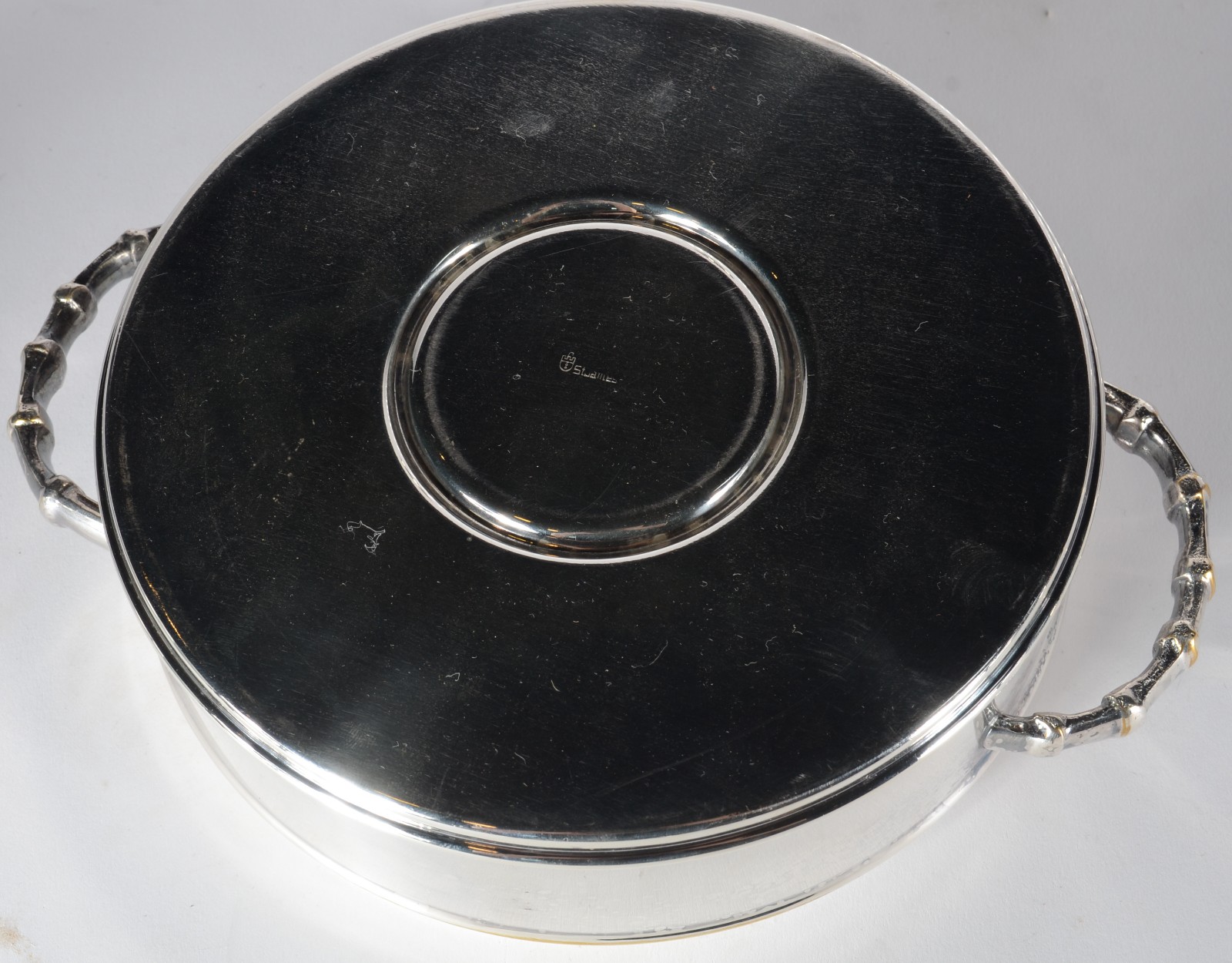 Diversas peças de metal prateado, sendo: porta vodka com 5 copinhos e... - foto 4 de 9