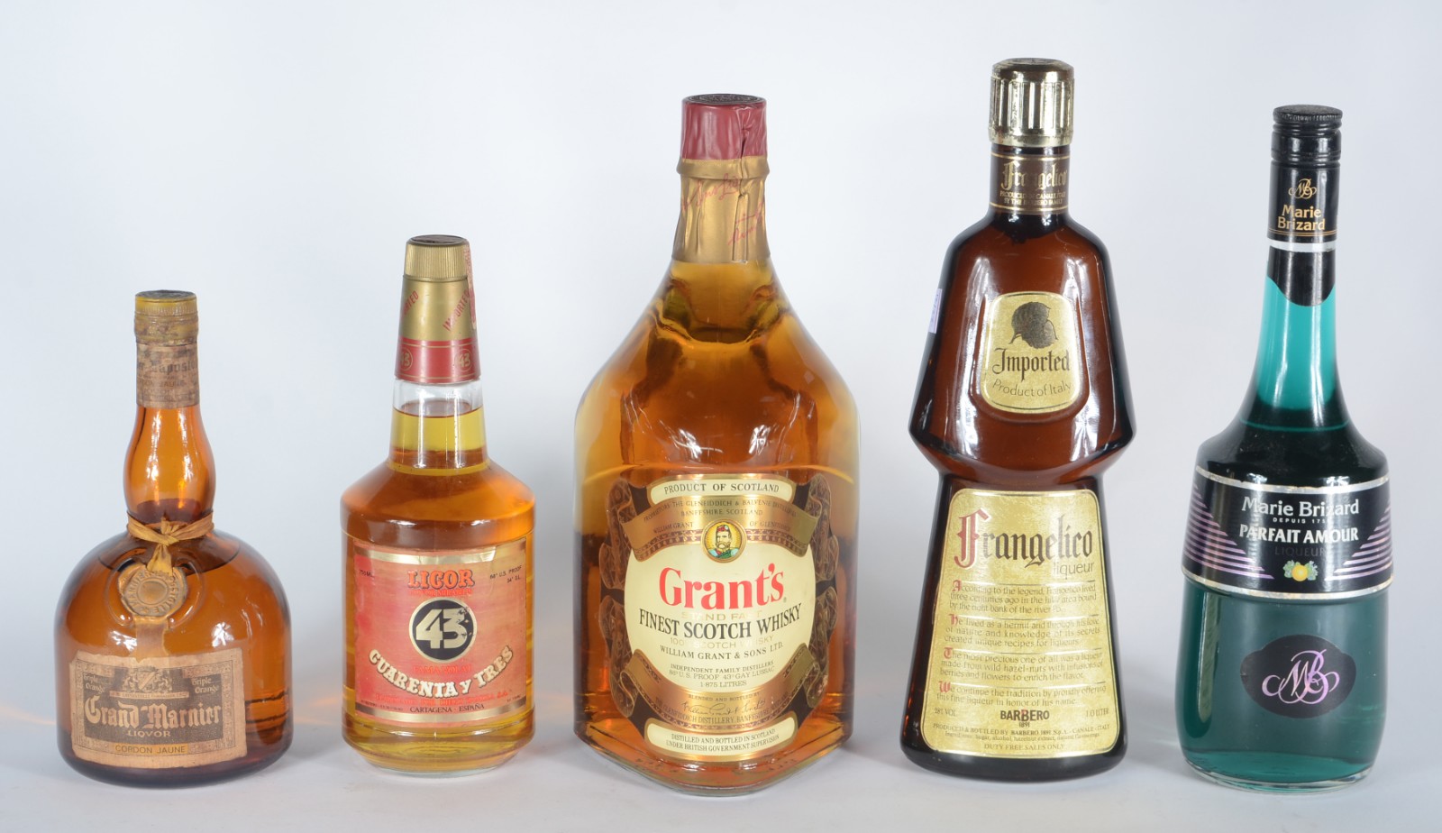 Cinco garrafas diversas de bebidas, sendo: Whisky Grants 1,875... - foto 1 de 7