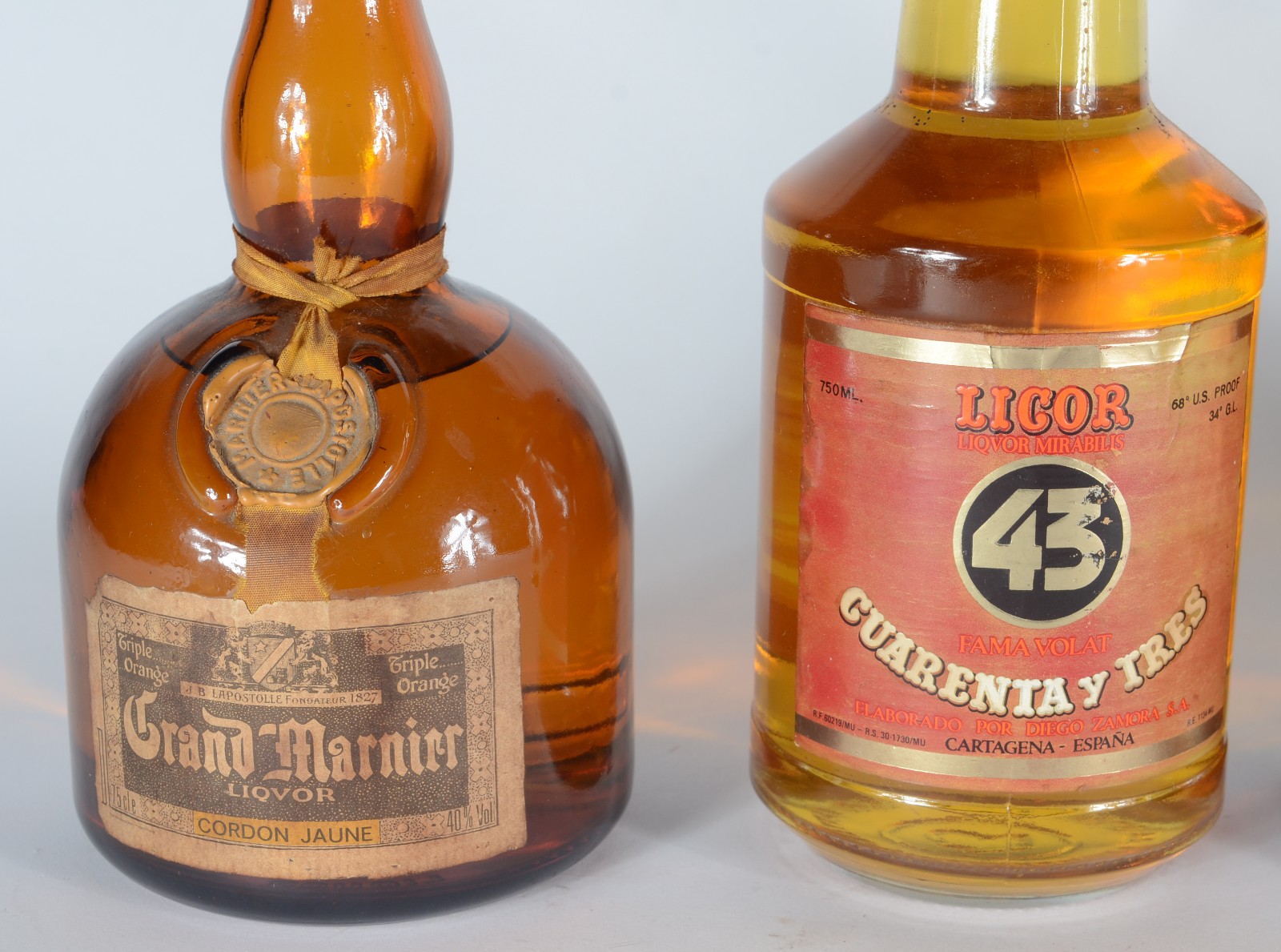 Cinco garrafas diversas de bebidas, sendo: Whisky Grants 1,875... - foto 2 de 7