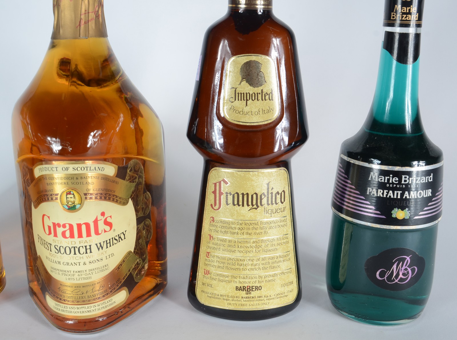 Cinco garrafas diversas de bebidas, sendo: Whisky Grants 1,875... - foto 3 de 7