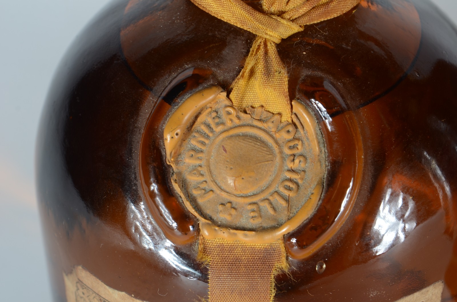 Cinco garrafas diversas de bebidas, sendo: Whisky Grants 1,875... - foto 4 de 7