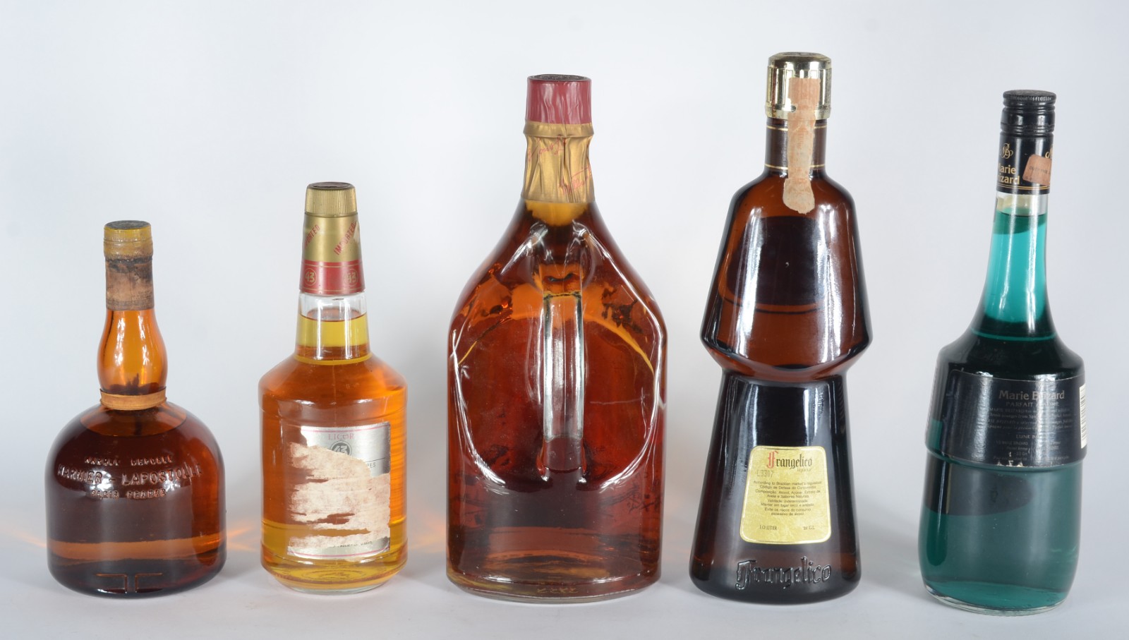 Cinco garrafas diversas de bebidas, sendo: Whisky Grants 1,875... - foto 5 de 7