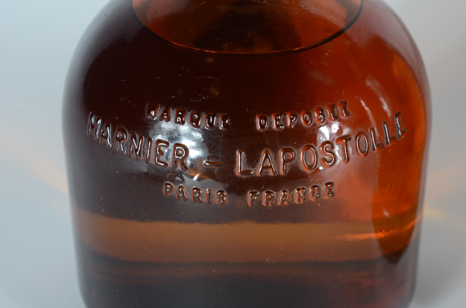 Cinco garrafas diversas de bebidas, sendo: Whisky Grants 1,875... - foto 6 de 7