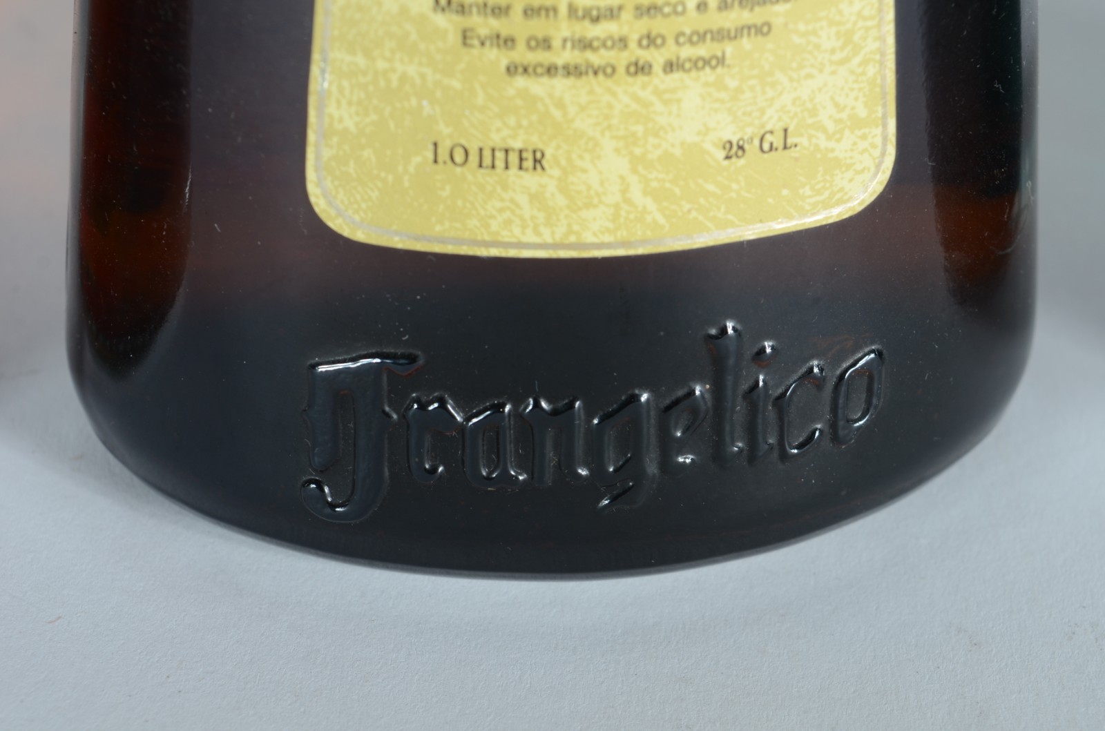 Cinco garrafas diversas de bebidas, sendo: Whisky Grants 1,875... - foto 7 de 7