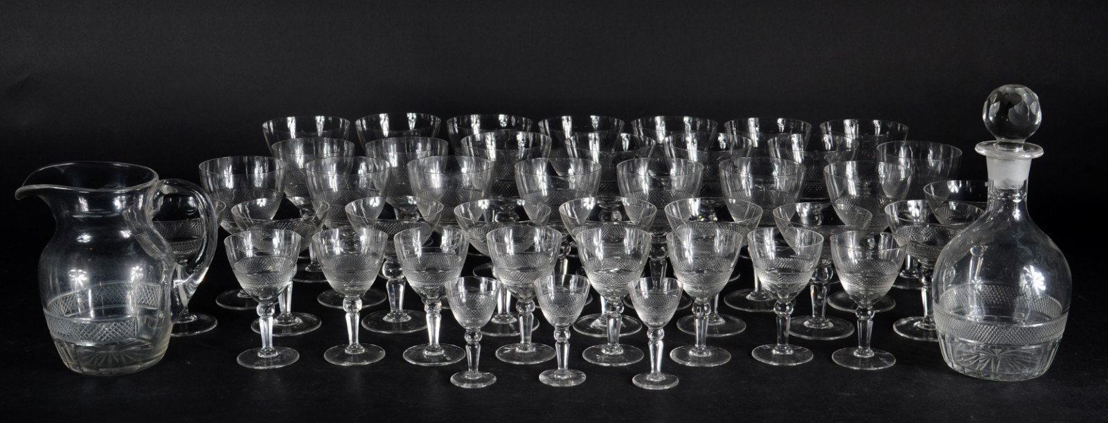 Serviço de cristal lapidado, composto de: 11 taças para água, 10... - foto 1 de 8