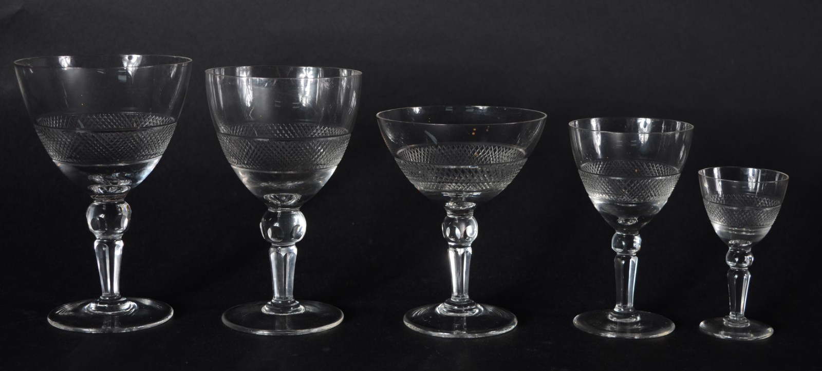 Serviço de cristal lapidado, composto de: 11 taças para água, 10... - foto 2 de 8