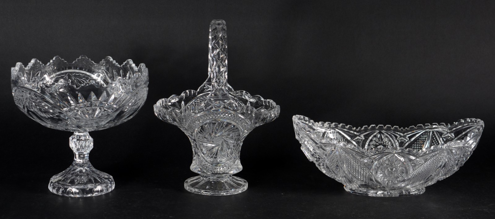 Três peças de cristal lapidado, sendo fruteira redonda de pé alto... - foto 1 de 10
