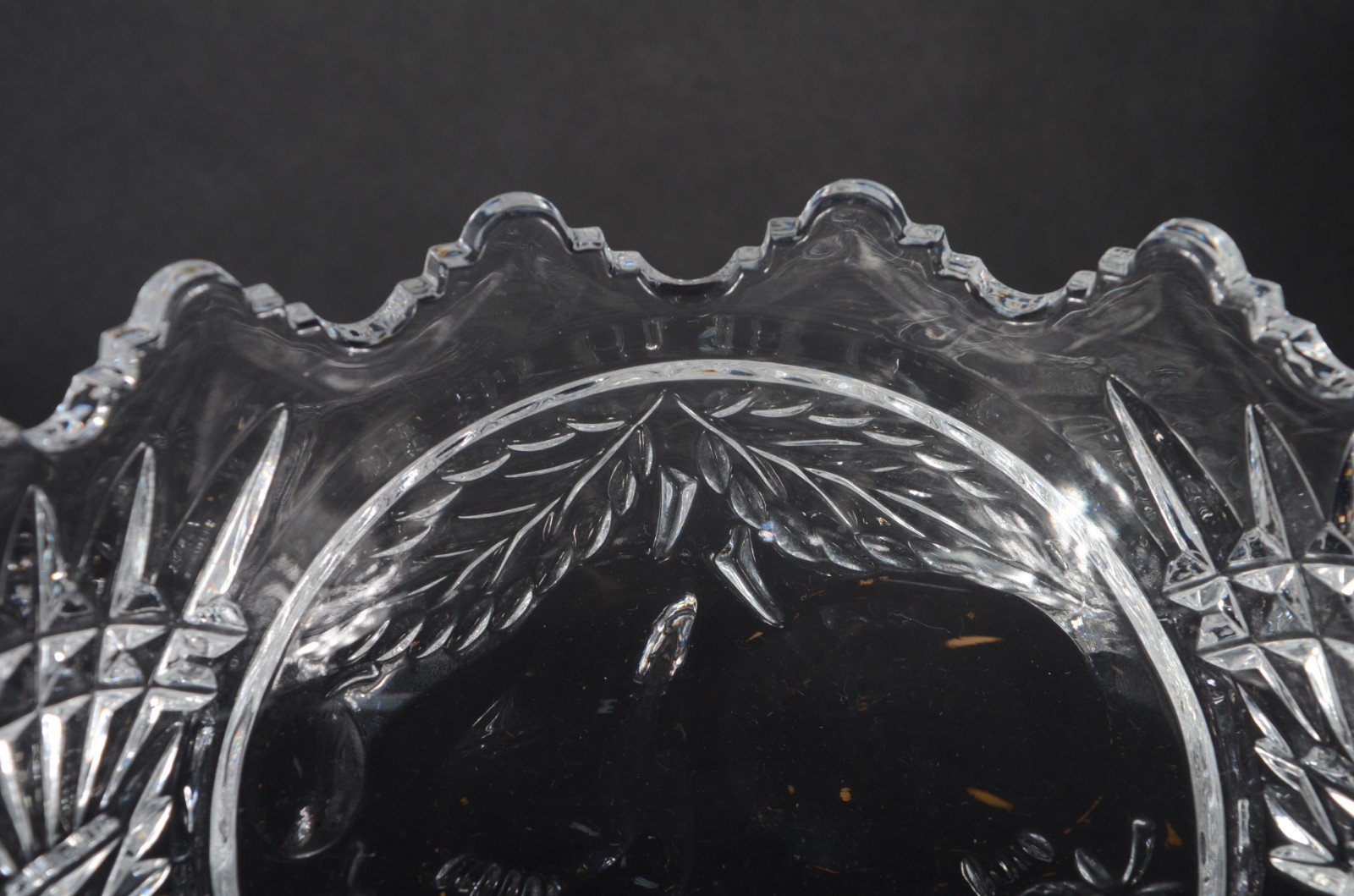 Três peças de cristal lapidado, sendo fruteira redonda de pé alto... - foto 5 de 10