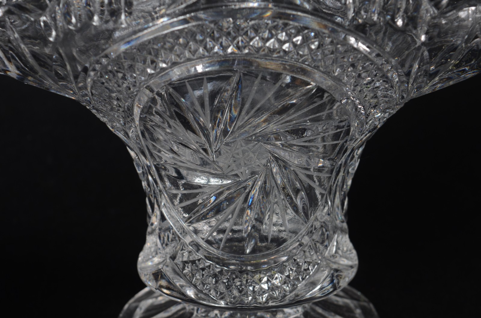 Três peças de cristal lapidado, sendo fruteira redonda de pé alto... - foto 6 de 10