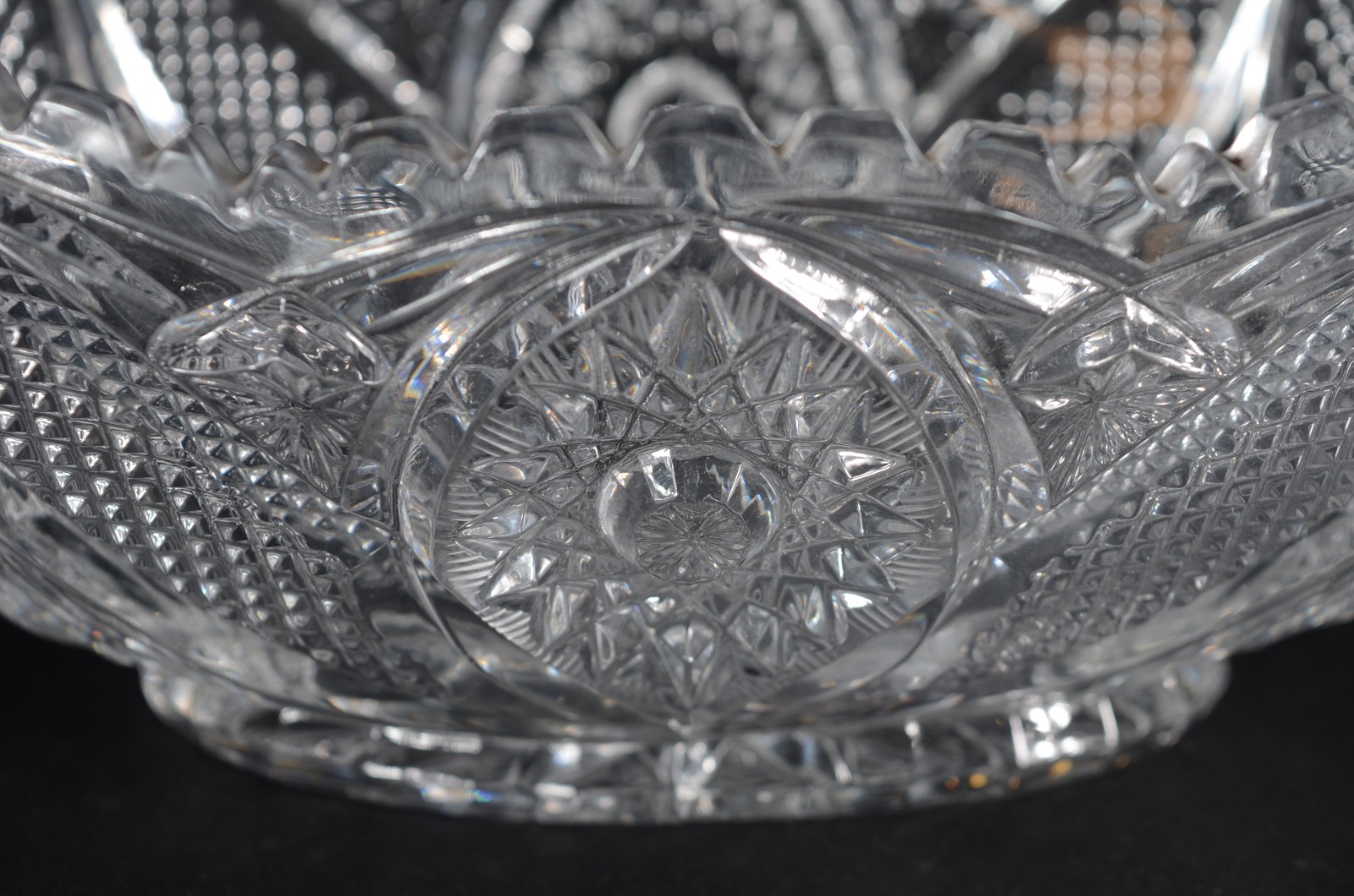 Três peças de cristal lapidado, sendo fruteira redonda de pé alto... - foto 9 de 10