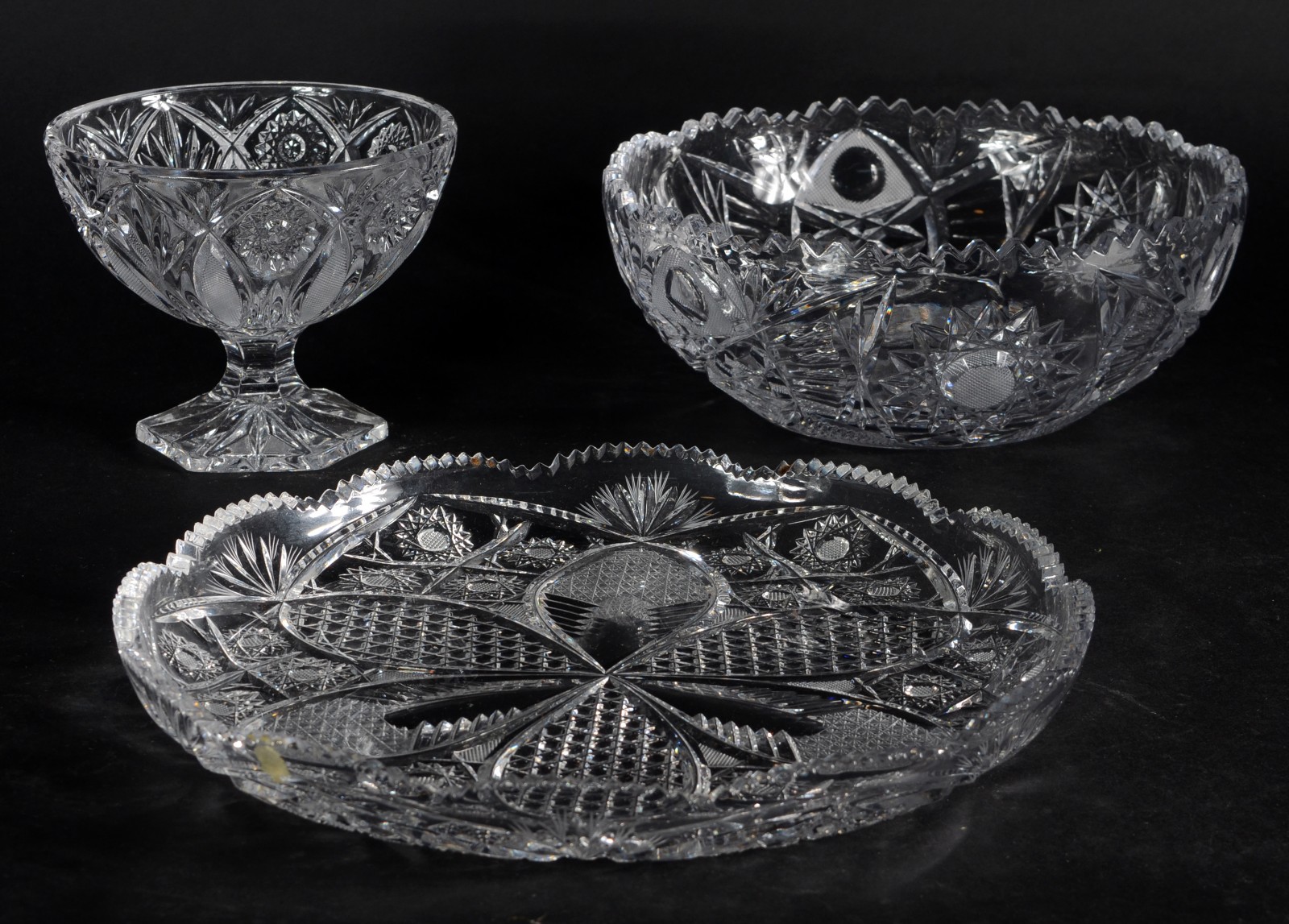 Três peças de cristal lapidado, sendo: prato para bolo, bowl com... - foto 1 de 9