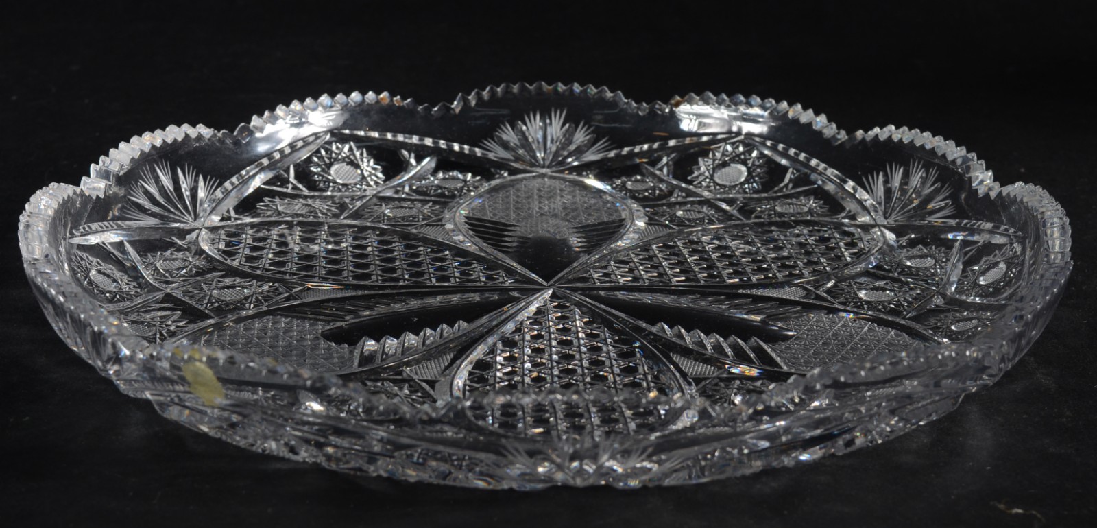 Três peças de cristal lapidado, sendo: prato para bolo, bowl com... - foto 3 de 9