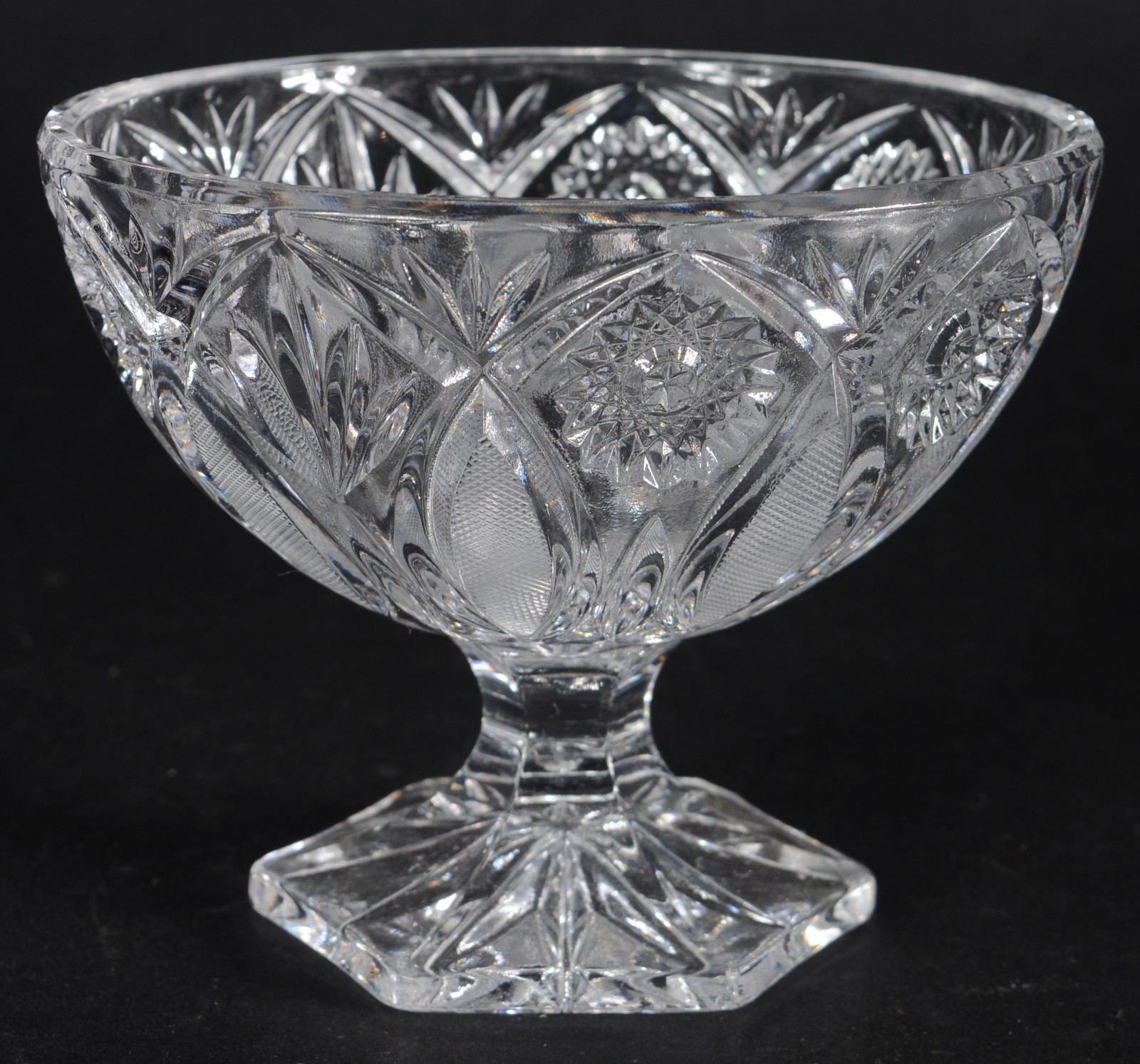 Três peças de cristal lapidado, sendo: prato para bolo, bowl com... - foto 4 de 9