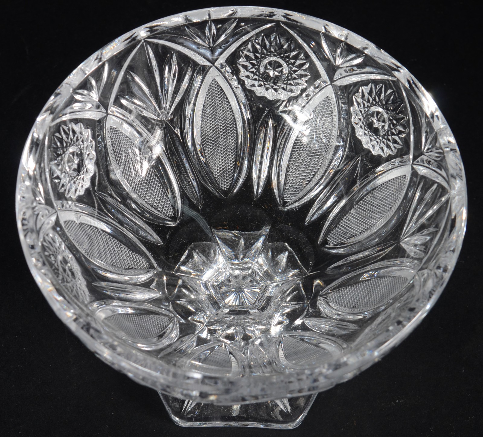 Três peças de cristal lapidado, sendo: prato para bolo, bowl com... - foto 5 de 9