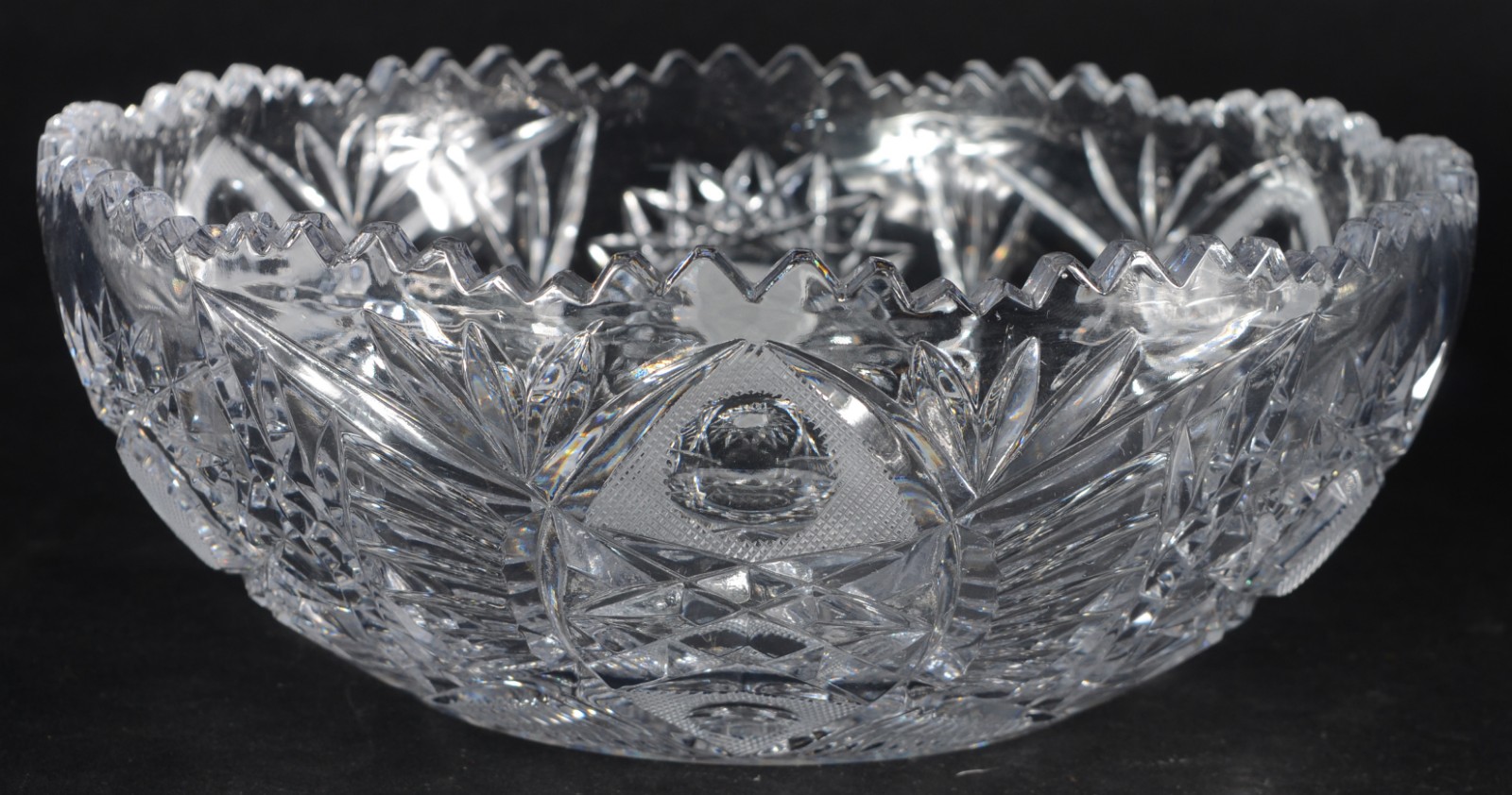 Três peças de cristal lapidado, sendo: prato para bolo, bowl com... - foto 6 de 9