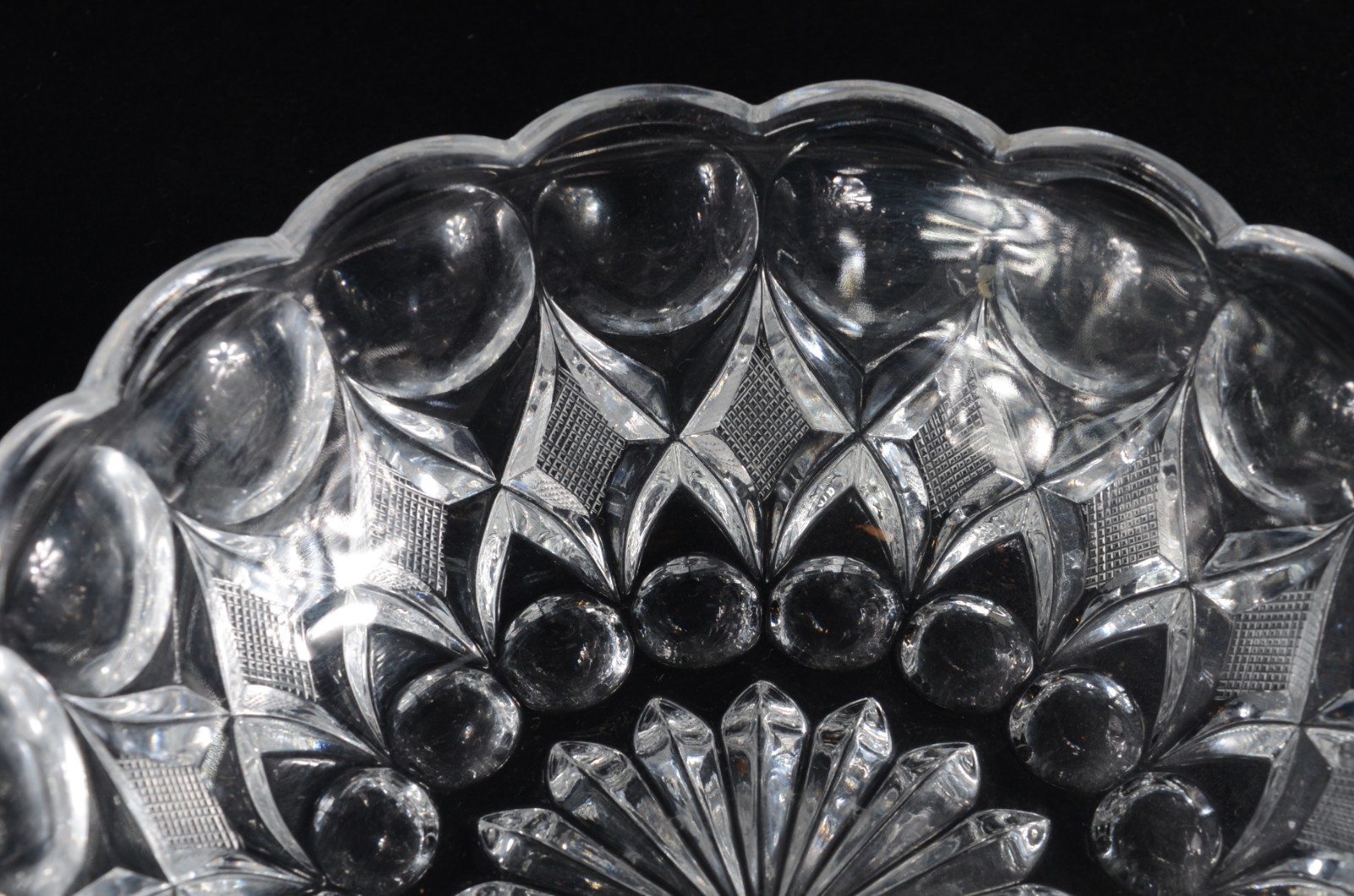Duas fruteiras de cristal europeu lapidado com bases de metal... - foto 2 de 4