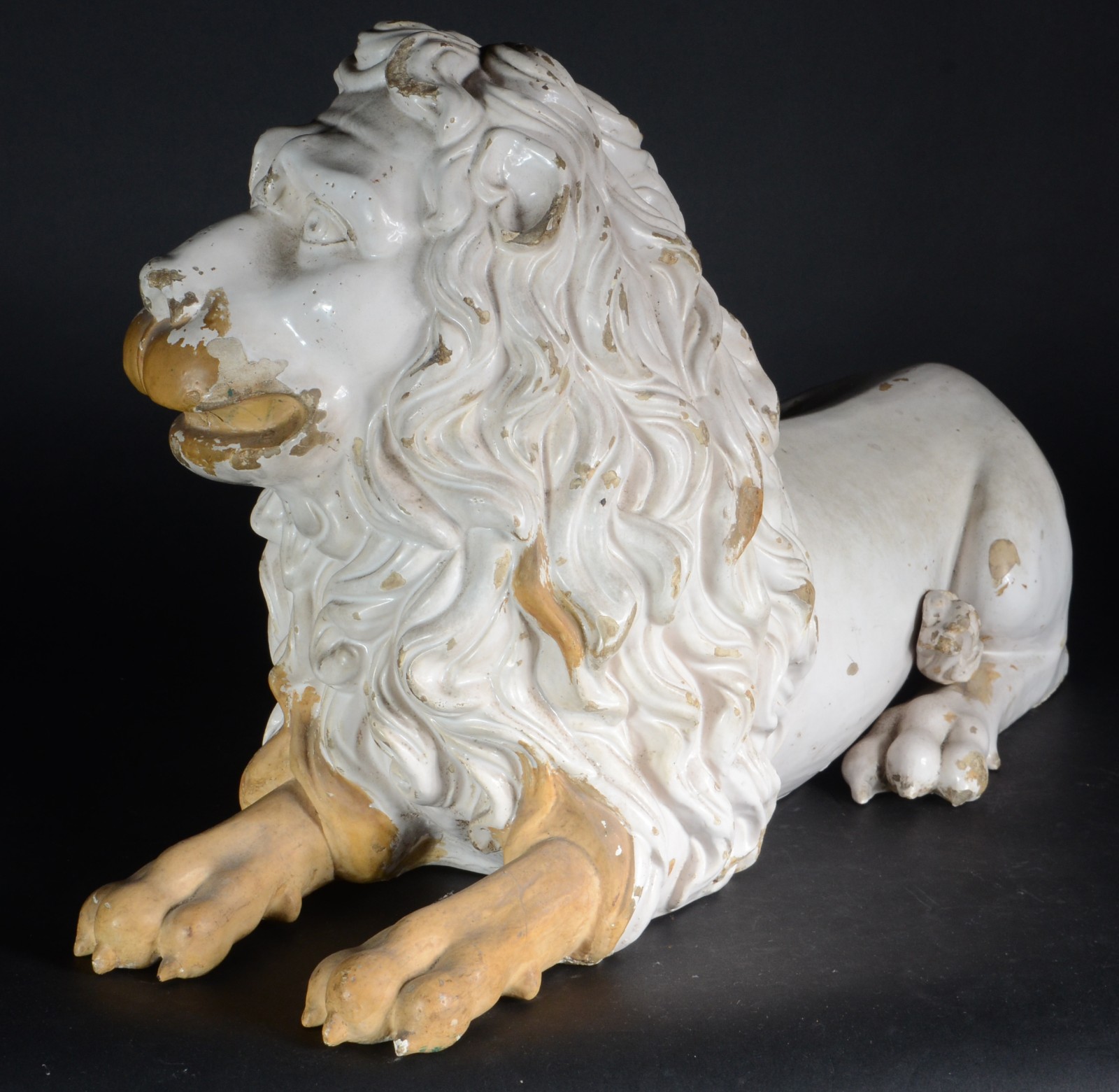 Escultura de cerâmica branca vitrificada representando leão... - foto 1 de 10
