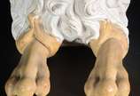 Escultura de cerâmica branca vitrificada repres... - Escultura de cerâmica branca vitrificada representando leão. Restauro, partes com quebrados e colados.