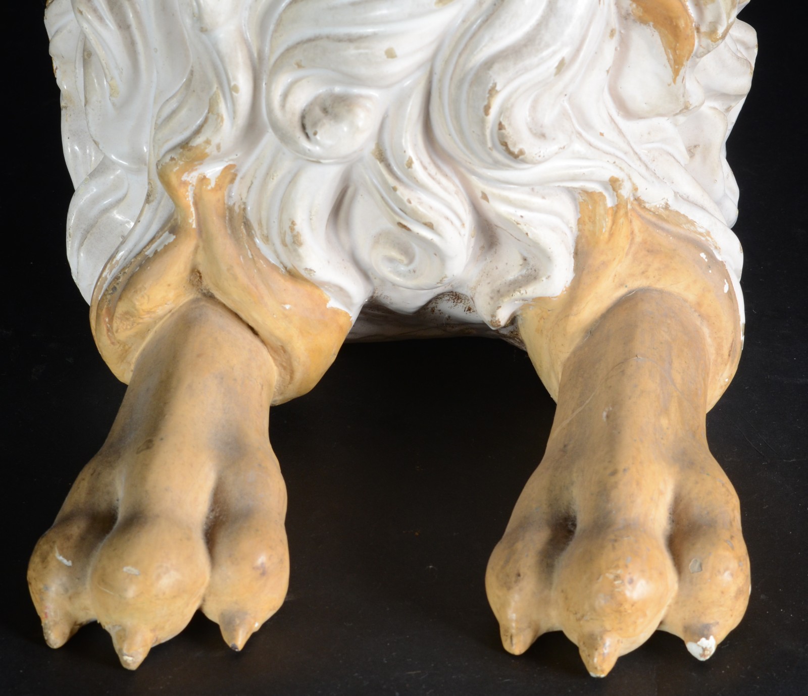 Escultura de cerâmica branca vitrificada representando leão... - foto 3 de 10