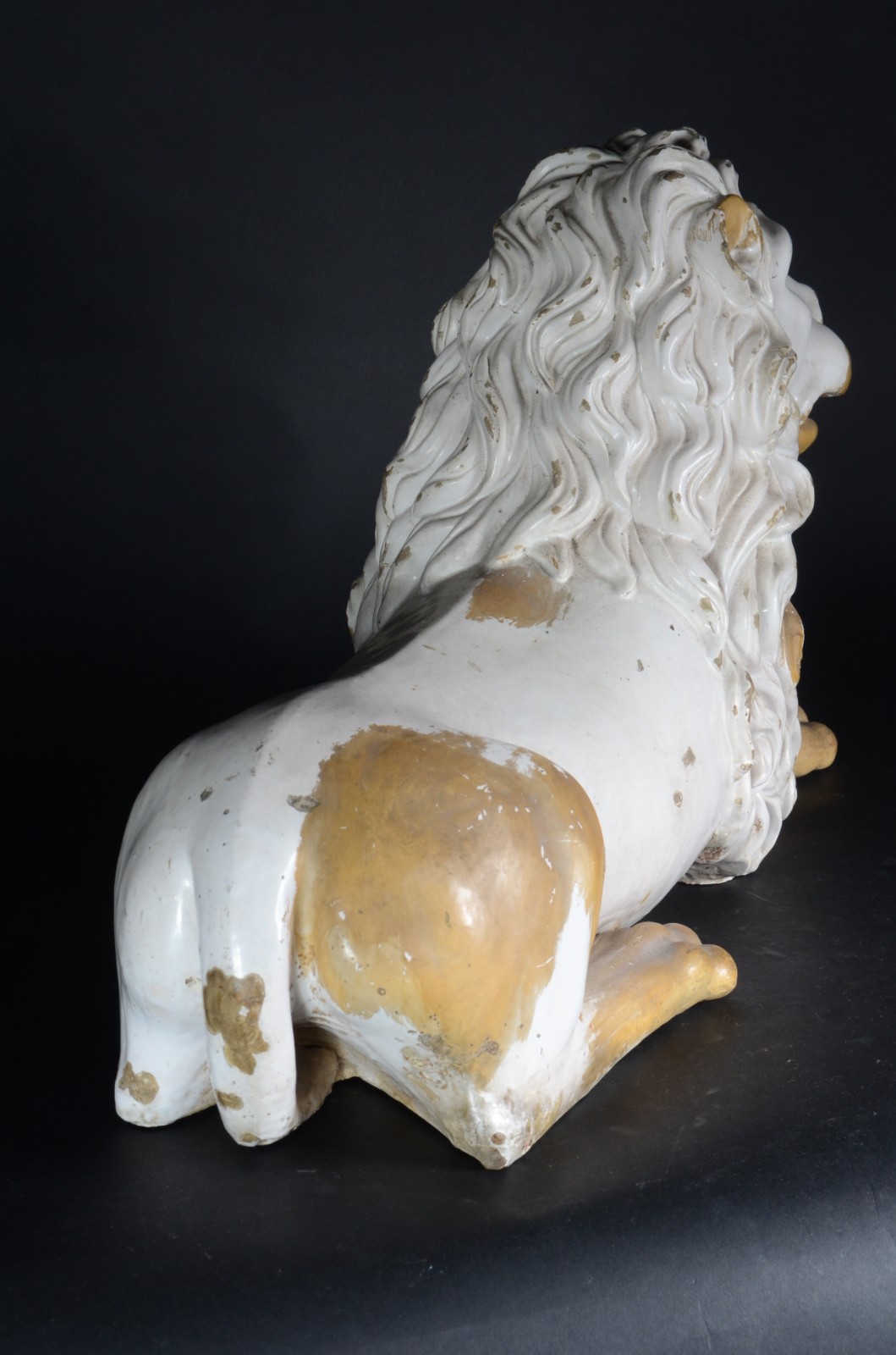 Escultura de cerâmica branca vitrificada representando leão... - foto 6 de 10
