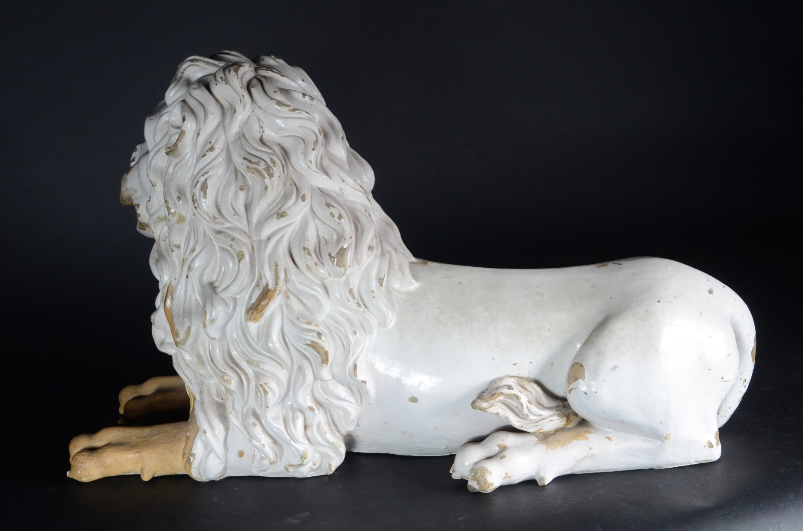 Escultura de cerâmica branca vitrificada representando leão... - foto 7 de 10