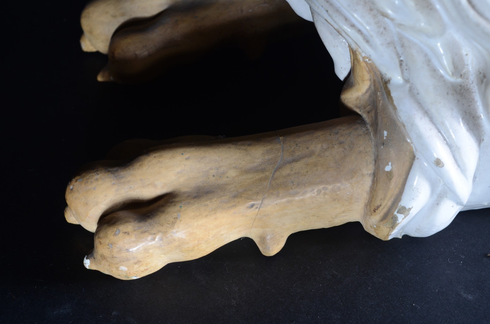 Escultura de cerâmica branca vitrificada representando leão... - foto 10 de 10