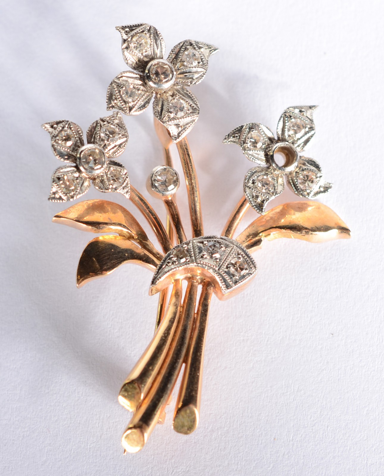 Broche de ouro 18 k., feitio ramo de flores com brilhantes. Um ramo... - foto 1 de 7