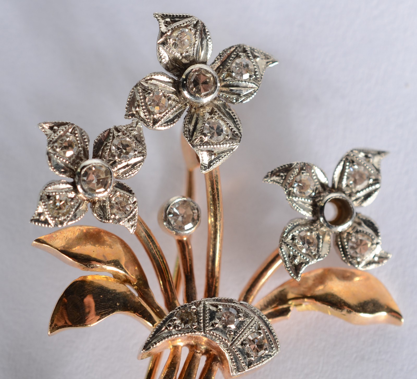 Broche de ouro 18 k., feitio ramo de flores com brilhantes. Um ramo... - foto 2 de 7